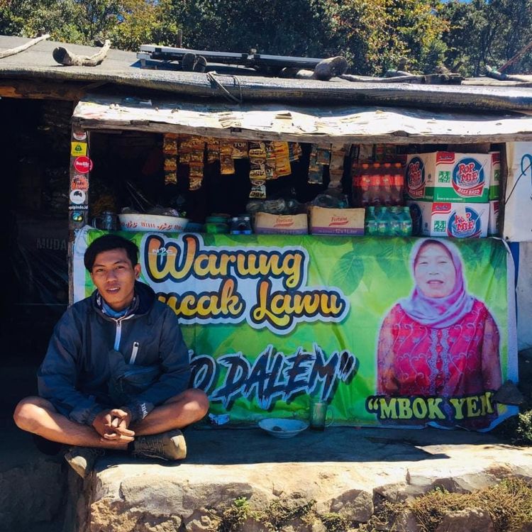 Tukang Bakso pun Kini Jualan di Puncak Gunung Cikuray. Pendakian Gunung Kian Mudah Ya!