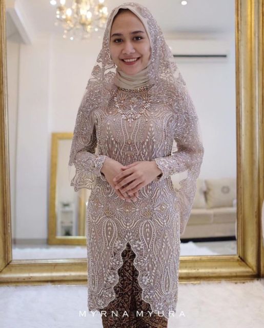 12 Ide Kebaya dengan Tudung Nikah yang Bahannya Sama. Sempurna Walau Syukurannya Sederhana