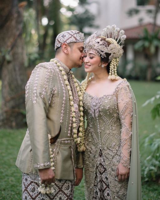 7 Ide Kebaya untuk Akad Nikah Saat Pandemi. Tetap Istimewa Walau Gelaran Acaranya Privat Aja