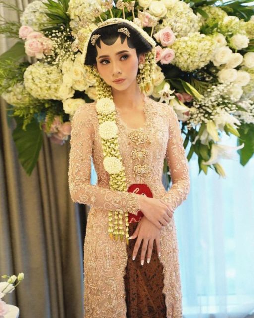 7 Ide Kebaya untuk Akad Nikah Saat Pandemi. Tetap Istimewa Walau Gelaran Acaranya Privat Aja