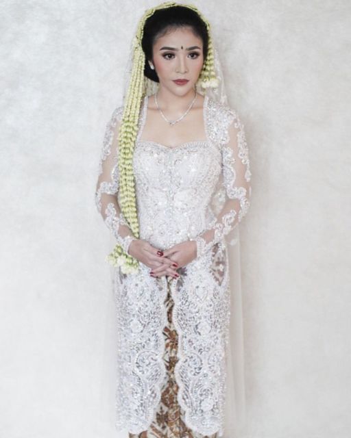 7 Ide Kebaya untuk Akad Nikah Saat Pandemi. Tetap Istimewa Walau Gelaran Acaranya Privat Aja