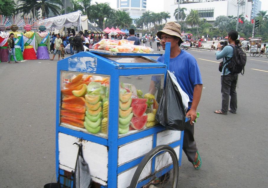 Alasan Kenapa Orang Jualan Buah Pakai Akuarium, Sementara Jual Ikan Malah Diplastikin. Simak nih~