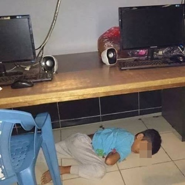 11 Pose Kocak Orang-Orang yang Ketiduran di Warnet. Anak Warnet Sejati Bakal Senyum-Senyum Sendiri Lihat ini