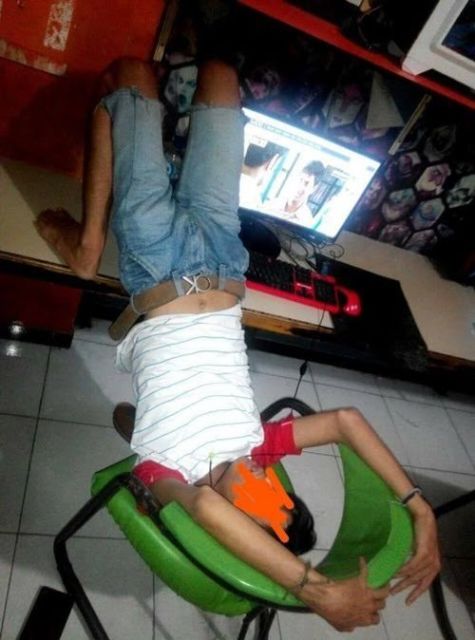 11 Pose Kocak Orang-Orang yang Ketiduran di Warnet. Anak Warnet Sejati Bakal Senyum-Senyum Sendiri Lihat ini