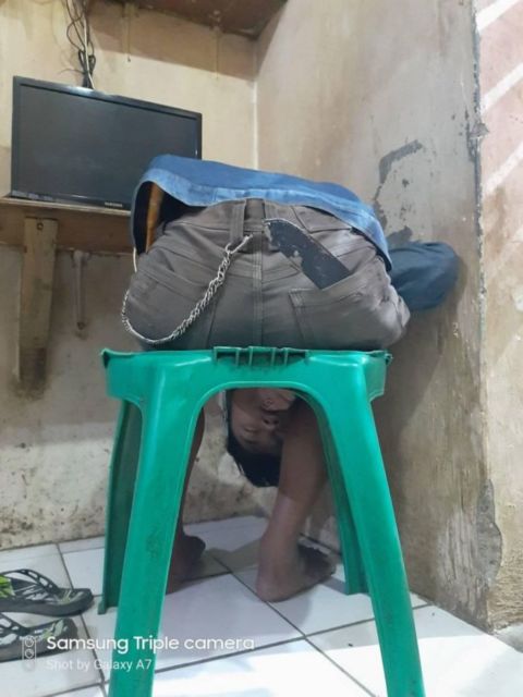 11 Pose Kocak Orang-Orang yang Ketiduran di Warnet. Anak Warnet Sejati Bakal Senyum-Senyum Sendiri Lihat ini