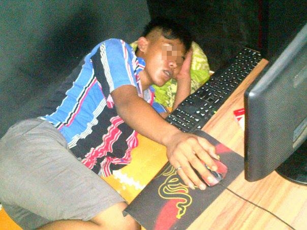 11 Pose Kocak Orang-Orang yang Ketiduran di Warnet. Anak Warnet Sejati Bakal Senyum-Senyum Sendiri Lihat ini