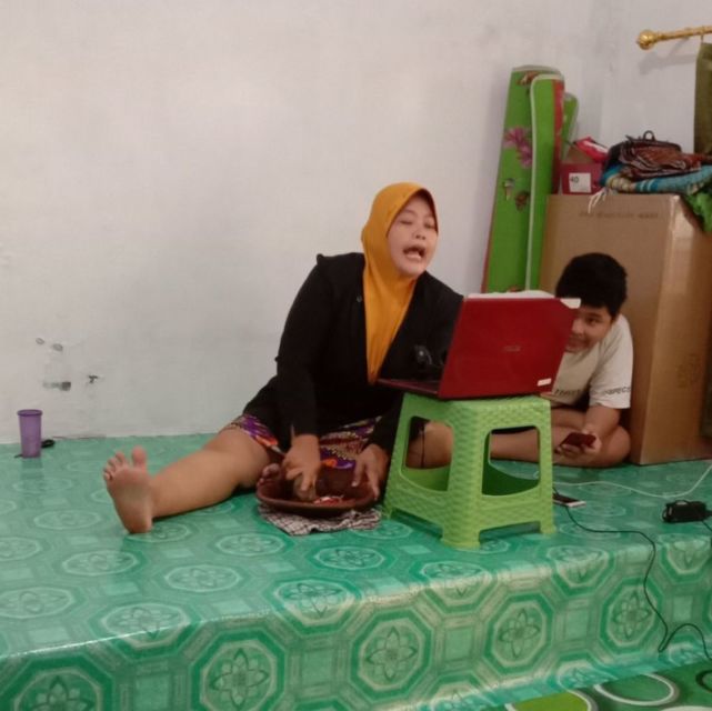 Potret Ibu-ibu Multitasking yang Bakal Bikin Terkesima. Nggak Ada Lawan!