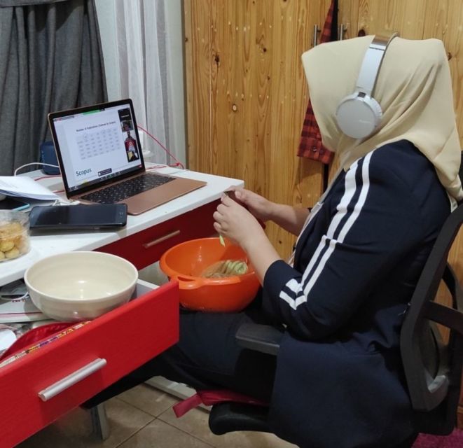 Potret Ibu-ibu Multitasking yang Bakal Bikin Terkesima. Nggak Ada Lawan!