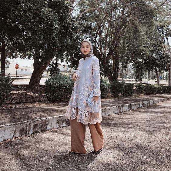 Selain Jarik, Ini 4 Alternatif Bawahan yang Nggak Kalah Elegan Buat Pasangan Kebaya!