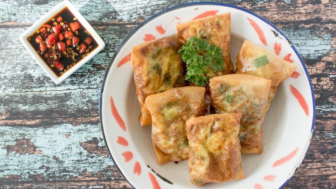 6 Kreasi Camilan Gurih dan Manis dari Kulit Lumpia. Tipis Lentur Anti Sobek, Praktis Bikinnya