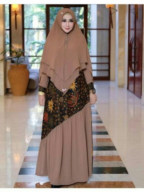 Buat Alternatif Selain Kebaya, Ini 8 Gamis Motif Batik yang Simpel tapi Anggun!