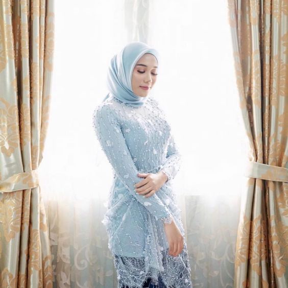 Cerahnya Nggak Norak, Ini Kumpulan Kebaya Biru dan Hijau yang Manis dan Feminin!