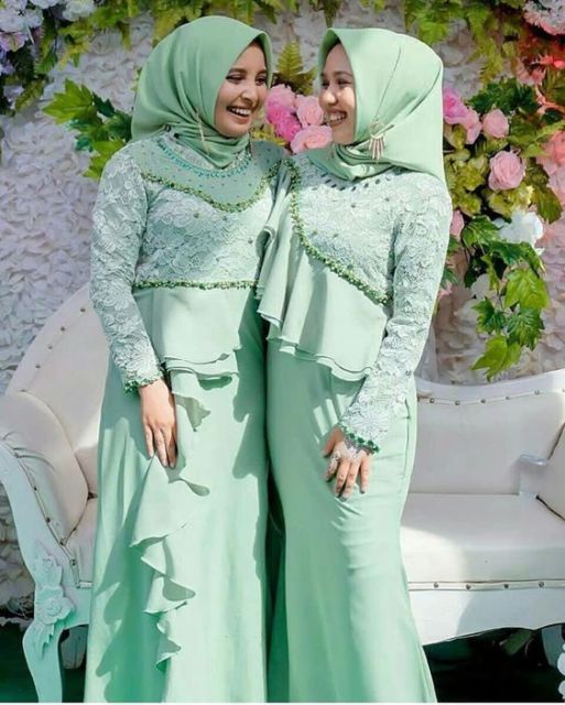 Cerahnya Nggak Norak, Ini Kumpulan Kebaya Biru dan Hijau yang Manis dan Feminin!