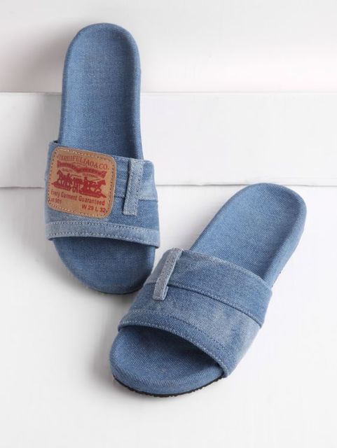 Parade Sandal dan Sepatu Berbahan Jeans yang Kece Abis. Tren Baru Nih!