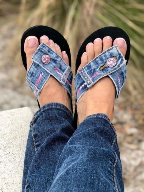 Parade Sandal dan Sepatu Berbahan Jeans yang Kece Abis. Tren Baru Nih!