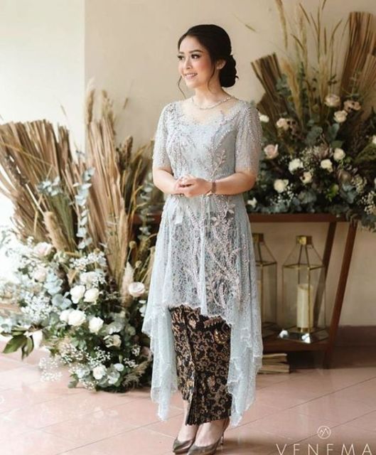 Cerahnya Nggak Norak, Ini Kumpulan Kebaya Biru dan Hijau yang Manis dan Feminin!