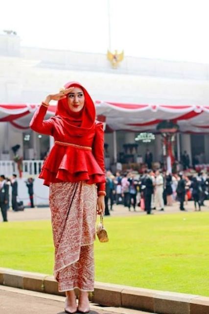 Jarang Dilirik Padahal Cantik, Ini 9 Bukti Kalau Kebaya Warna Merah Nggak Kalah Menawan!