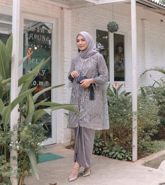 Selain Jarik, Ini 4 Alternatif Bawahan yang Nggak Kalah Elegan Buat Pasangan Kebaya!