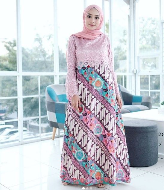 Buat Alternatif Selain Kebaya, Ini 8 Gamis Motif Batik yang Simpel tapi Anggun!