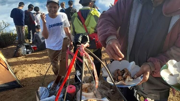 Tukang Bakso pun Kini Jualan di Puncak Gunung Cikuray. Pendakian Gunung Kian Mudah Ya!