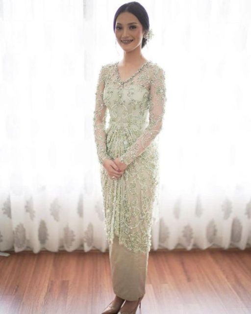 Cerahnya Nggak Norak, Ini Kumpulan Kebaya Biru dan Hijau yang Manis dan Feminin!