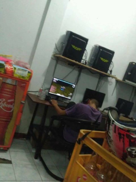 11 Pose Kocak Orang-Orang yang Ketiduran di Warnet. Anak Warnet Sejati Bakal Senyum-Senyum Sendiri Lihat ini