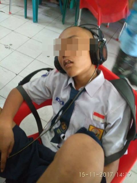 11 Pose Kocak Orang-Orang yang Ketiduran di Warnet. Anak Warnet Sejati Bakal Senyum-Senyum Sendiri Lihat ini