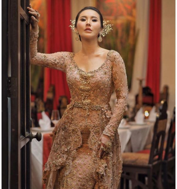 7 Ide Kebaya Lamaran Cantik Nuansa Earth-tone yang Kalem Menawan. Berkelas!