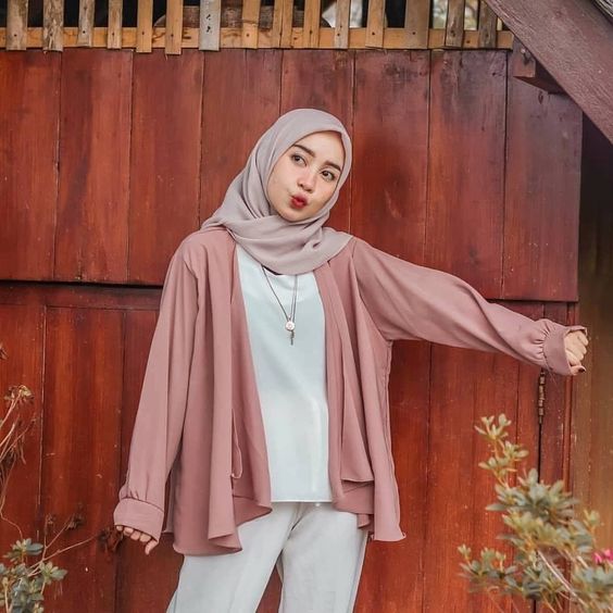 8 Ide Model Cardigan Berwarna Cerah Buat Hijabers. Lucu dan Kekinian Banget!