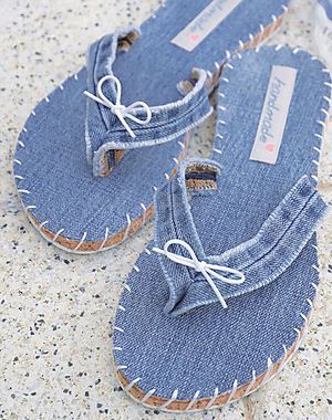 Parade Sandal dan Sepatu Berbahan Jeans yang Kece Abis. Tren Baru Nih!