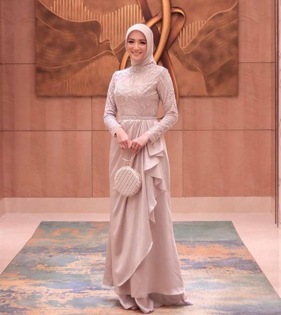 Ampuh Bikin Postur Tubuh Terlihat Tinggi, Ini Pesona Kebaya Rampel yang Super Cantik!