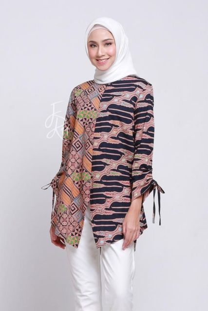 Bikin Efek Jenjang, Ini Rekomendasi Tunik Motif Batik yang Dijamin Nggak Pasaran!