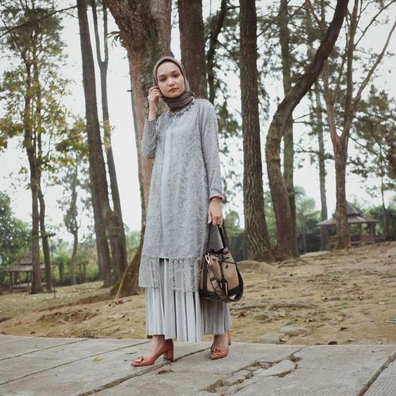 Selain Jarik, Ini 4 Alternatif Bawahan yang Nggak Kalah Elegan Buat Pasangan Kebaya!