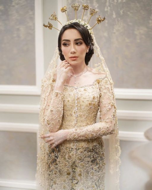 12 Ide Kebaya dengan Tudung Nikah yang Bahannya Sama. Sempurna Walau Syukurannya Sederhana