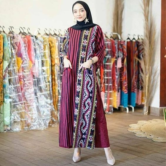 Buat Alternatif Selain Kebaya, Ini 8 Gamis Motif Batik yang Simpel tapi Anggun!