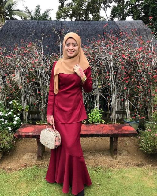 Jarang Dilirik Padahal Cantik, Ini 9 Bukti Kalau Kebaya Warna Merah Nggak Kalah Menawan!