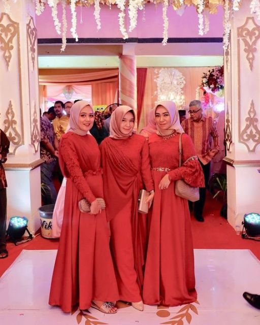 Jarang Dilirik Padahal Cantik, Ini 9 Bukti Kalau Kebaya Warna Merah Nggak Kalah Menawan!