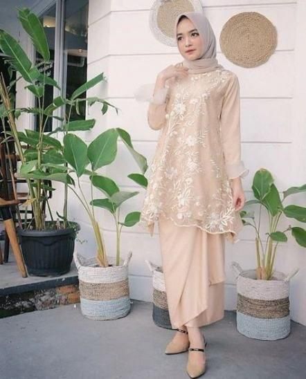 Ampuh Bikin Postur Tubuh Terlihat Tinggi, Ini Pesona Kebaya Rampel yang Super Cantik!