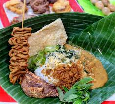 7 Rekomendasi Warung Nasi Sego Pecel Madiun. Legendaris dan Patut Disambangi!