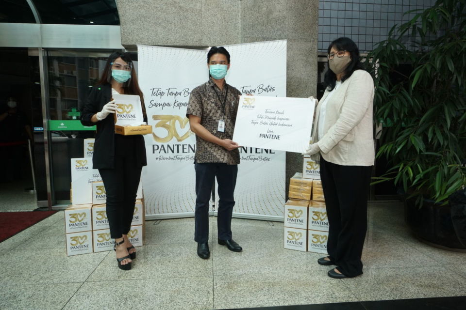 Rayakan 30 Tahun, Pantene Dukung Tenaga Medis dengan Berbagi Paket Perawatan #RambutTanpaBatas