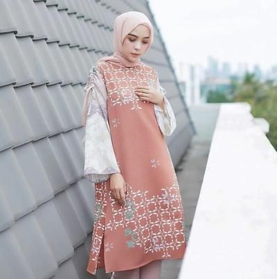 Bikin Efek Jenjang, Ini Rekomendasi Tunik Motif Batik yang Dijamin Nggak Pasaran!