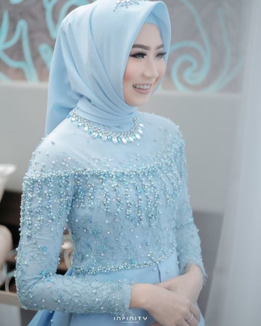 Cerahnya Nggak Norak, Ini Kumpulan Kebaya Biru dan Hijau yang Manis dan Feminin!