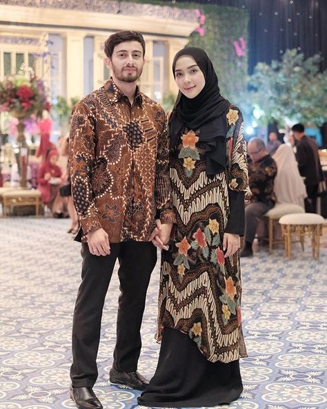 Buat Alternatif Selain Kebaya, Ini 8 Gamis Motif Batik yang Simpel tapi Anggun!