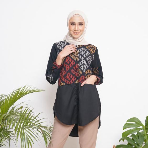 5 Model Blouse Batik Kombinasi Kain Polos. Tetap Santai, Walau Tampil Formal!