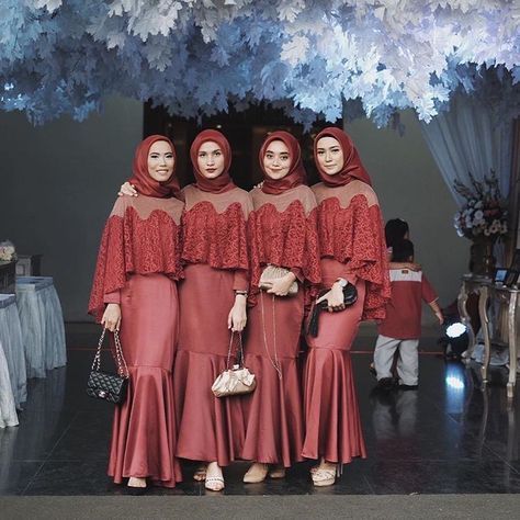 Jarang Dilirik Padahal Cantik, Ini 9 Bukti Kalau Kebaya Warna Merah Nggak Kalah Menawan!