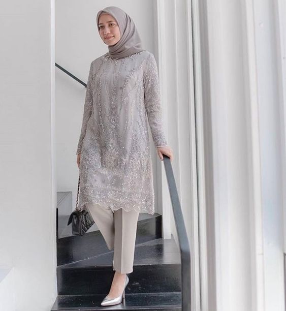 Selain Jarik, Ini 4 Alternatif Bawahan yang Nggak Kalah Elegan Buat Pasangan Kebaya!