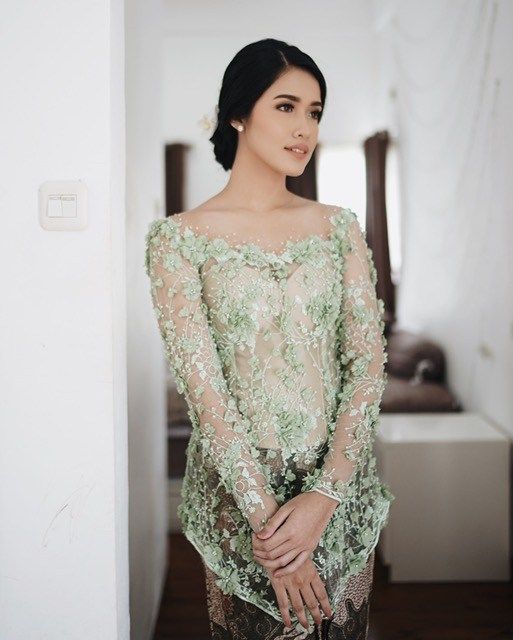 Cerahnya Nggak Norak, Ini Kumpulan Kebaya Biru dan Hijau yang Manis dan Feminin!