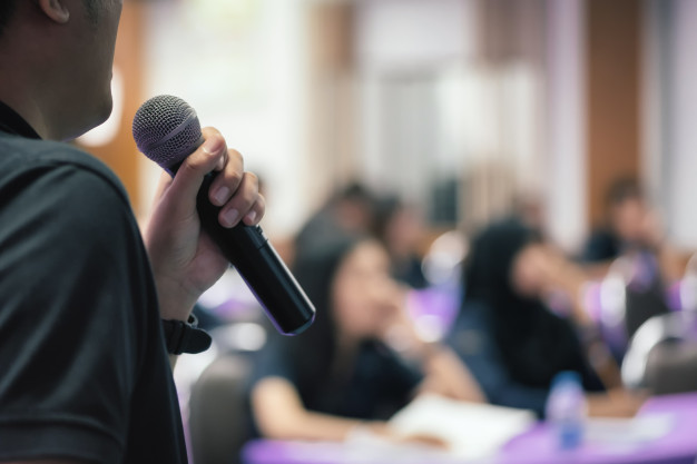 7 Tips Public Speaking ala si Pemalu, Simon Sinek. Cocok Dipraktikkan Saat Presentasi Pekerjaan