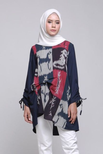 Bikin Efek Jenjang, Ini Rekomendasi Tunik Motif Batik yang Dijamin Nggak Pasaran!