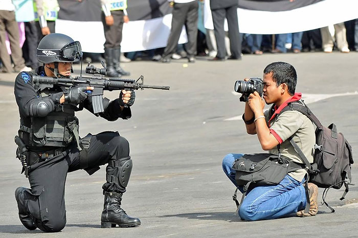 Rela Lakukan Apa Saja demi Pekerjaan, 11 Kekocakan Orang ini Layak Diapresiasi. Totalitas!